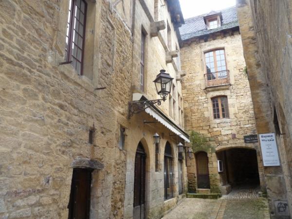 CENTRE SARLAT, IDEAL FOR INVESTOR, 9 APPARTEMENTS AND COMMERCIAL LOCAL.