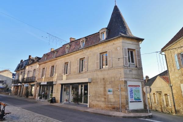 SARLAT WEST, IN A LOVELY LITTLE TOWN OF THE DORDOGNE VALLEY !! STUNNING BUILDING COMPOSED OF 3 APART