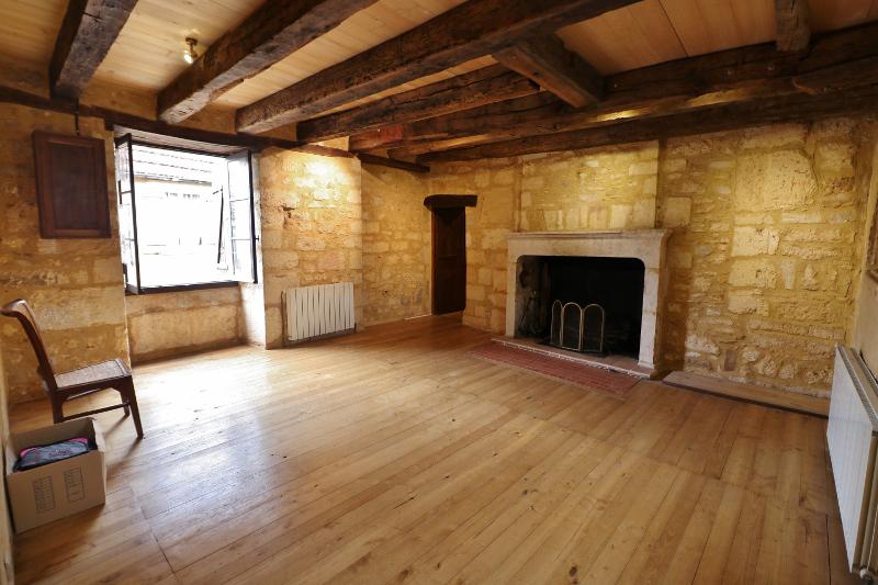 IN A LOVELY VILLAGE OF THE PERIGORD NOIR, XIV CENTURY OLD STONE HOUSE VERY NICELY RESTORED, IDEAL BetB OR HOLIDAY HOME !!!!!