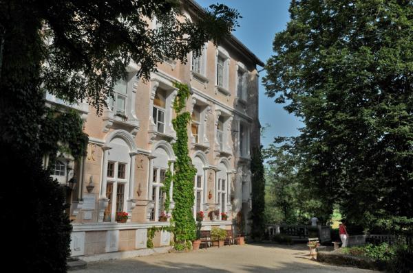 MAGNIFICENT DOMAIN ONLY A FEW KM FROM THE CAPITAL OF THE PERIGORD !! MILL OF THE BEGINNING OF THE 