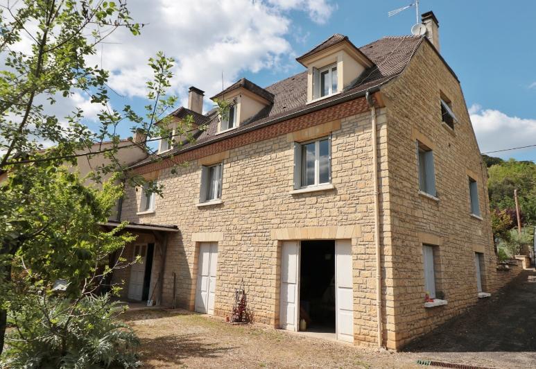 SARLAT ! IN THE IMMEDIATE VICINITY OF SHOPS, IN A RESIDENTIAL AREA, HOUSE WITH GARDEN AND GARAGES OFFERING TWO INDEPENDENT APPARTMENTS, WHICH CAN EASILY TURNED INTO ONE. IDEAL RENTAL ACTIVITY!! NICE POTENTIAL!