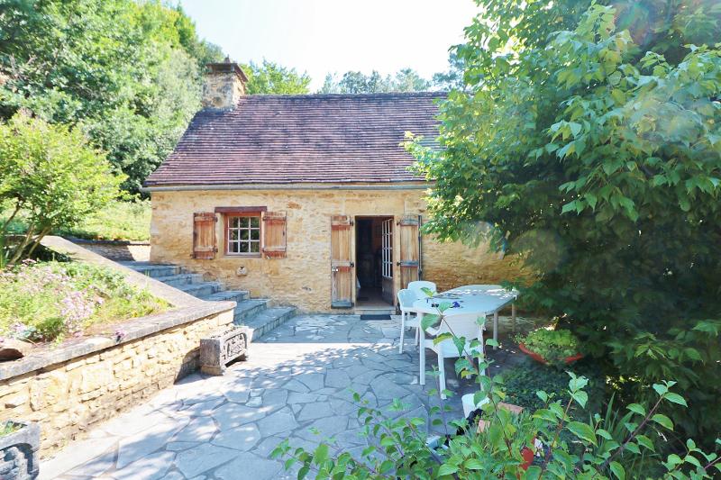 IN A VERY QUIET LOCATION BUT CLOSE TO THE RIVER AND SHOPS, LOVELY OLD STONE HOUSE et BARN WITH 4.8 A