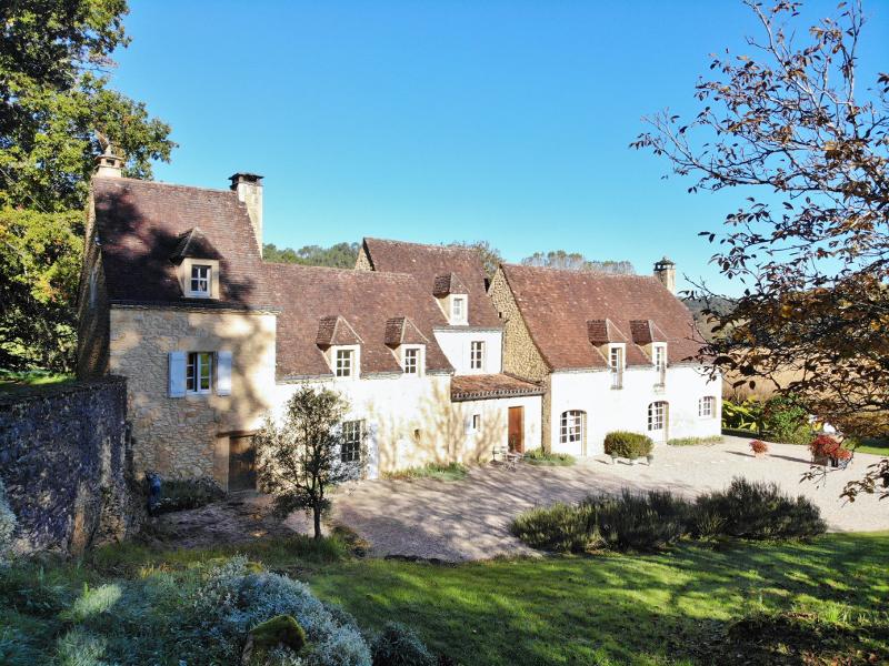 SUPERBE PROPRIETE, IDEALEMENT SITUEE DANS LA VALLEE DE LA DORDOGNE, A 20 MIN. SUD-EST DE SARLAT. RESTAURATION DE GRANDE QUALITE POUR CET ENSEMBLE, SUR UN VASTE PARC - IDEAL POUR VIE DE FAMILLE OU RESIDENCE SECONDAIRE !! VERITABLE COUP DE COEUR !!