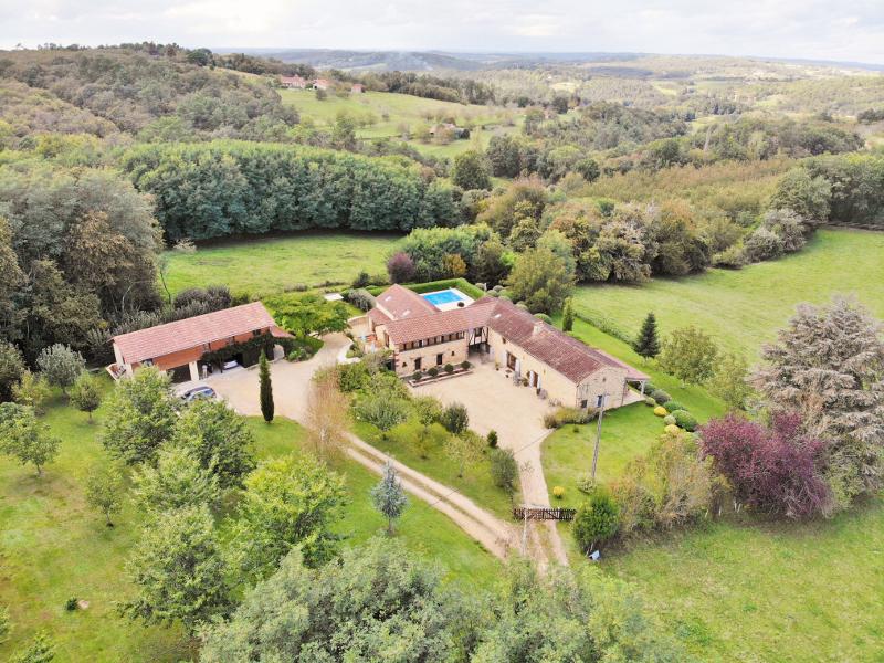 25min SOUTH OF SARLAT, IN A VERY QUIET ENVIRONMENT, MAGNIFICENT PROPERTY COMPOSED OF 2 HOUSES, A CON