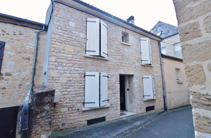 IN THE HEART OF THE MEDIEVAL CITY OF GOURDON, 25MIN SOUTH-EAST OF SARLAT, BUILDING COMPRISING A LARGE COMMERCIAL SPACE AND A LARGE TOWN HOUSE IN NEED OF T.L.C.