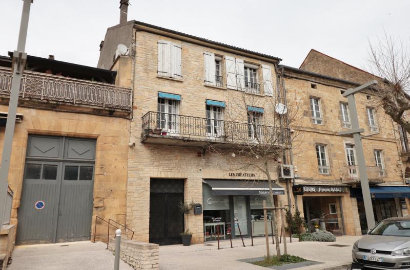 IN THE HEART OF THE MEDIEVAL CITY OF GOURDON, 25MIN SOUTH-EAST OF SARLAT, BUILDING COMPRISING A LARGE COMMERCIAL SPACE AND A LARGE TOWN HOUSE IN NEED OF T.L.C.