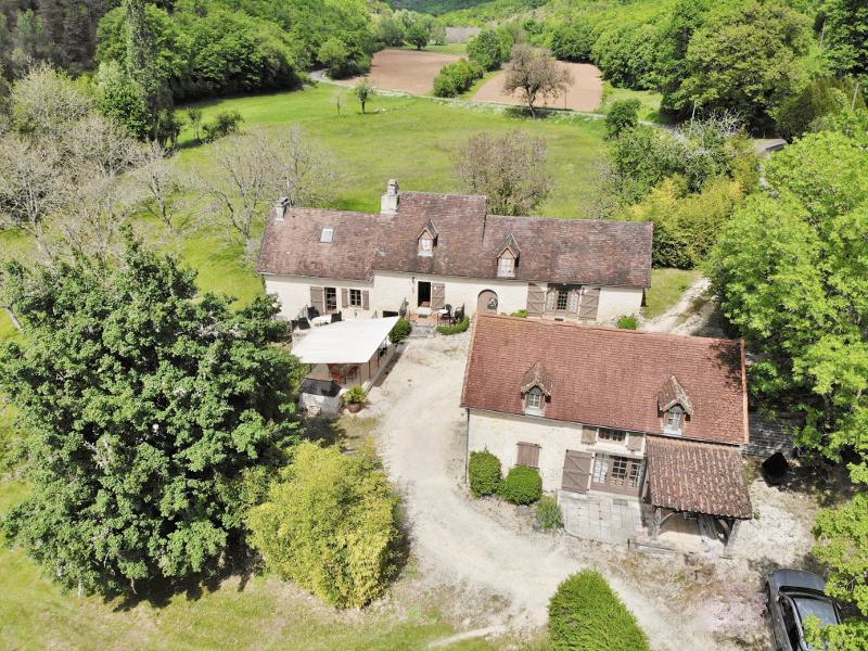 ** UNDER OFFER ** 20 MINUTES AWAY FROM SARLAT, IN A QUIET LOCATION, LOVELY OLD STONE ENSEMBLE WITH S