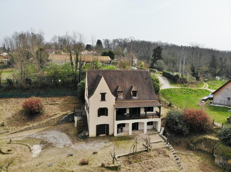 SARLAT, 2 MINUTES AWAY FROM SHOPS, LOVELY HOUSE ON COMPLETE BASEMENT, WITH HANGAR et 3931M² OF LAND.