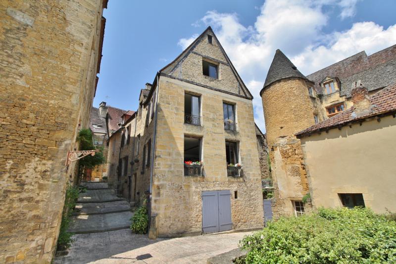 HERE AND NOWHERE ELSE ! IN THE HEART OF THE MEDIEVAL TOWN OF SARLAT, ON A VERY QUIET AND SUNNY SQUARE, BEAUTIFUL OLD STONE HOUSE TASTEFULLY RENOVATED !
