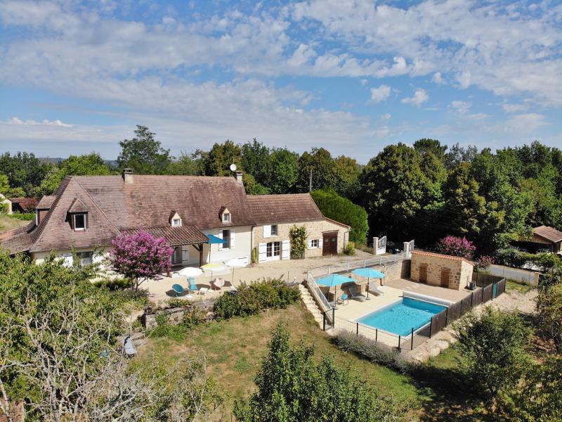 5 MIN. AWAY FROM THE HISTORIC SARLAT CENTER, CLOVELY RESTORATION FOR THIS STONE PROPERTY, WITH CLEAR