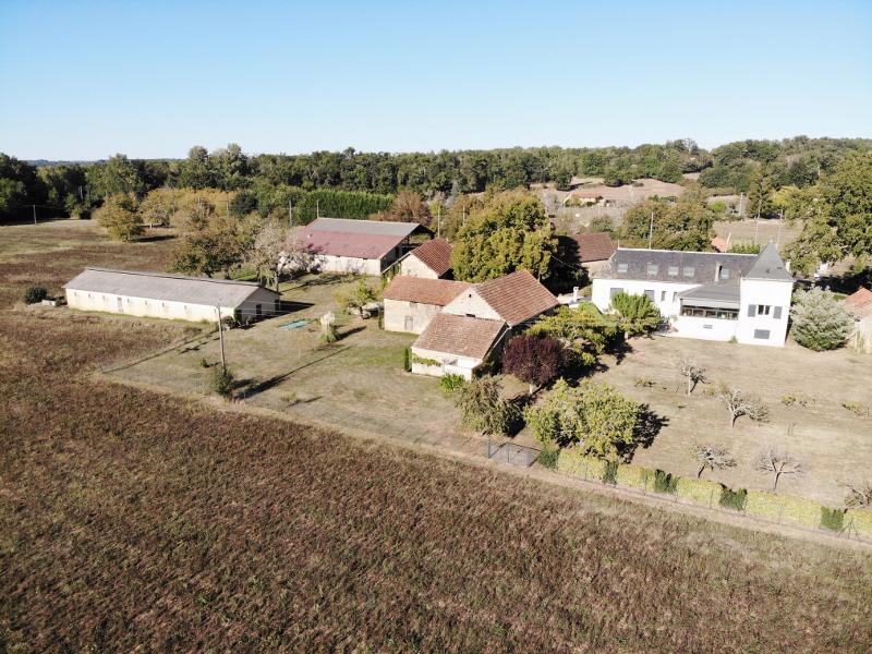 RARE PROPERTY !! ONLY 20 MINUTES AWAY FROM SARLAT, 16HA OF LAND, 3 BARNS AND OTHER AGRICULTURAL BUILDINGS, AND, LAST BUT NOT LEAST, A LOVELY OLD STONE HOUSE BEAUTIFULLY RESTORED !
