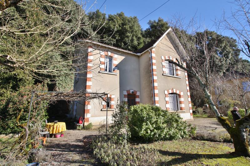 SARLAT - ALL FAMENITIES WITHIN WALKING DISTANCE - LOVELY VILLA FROM THE 1930S IN NEED OF TLC - IT OFFERS NICE VOLUMES AND MANY CHARACTER ELEMENTS - IDEAL 