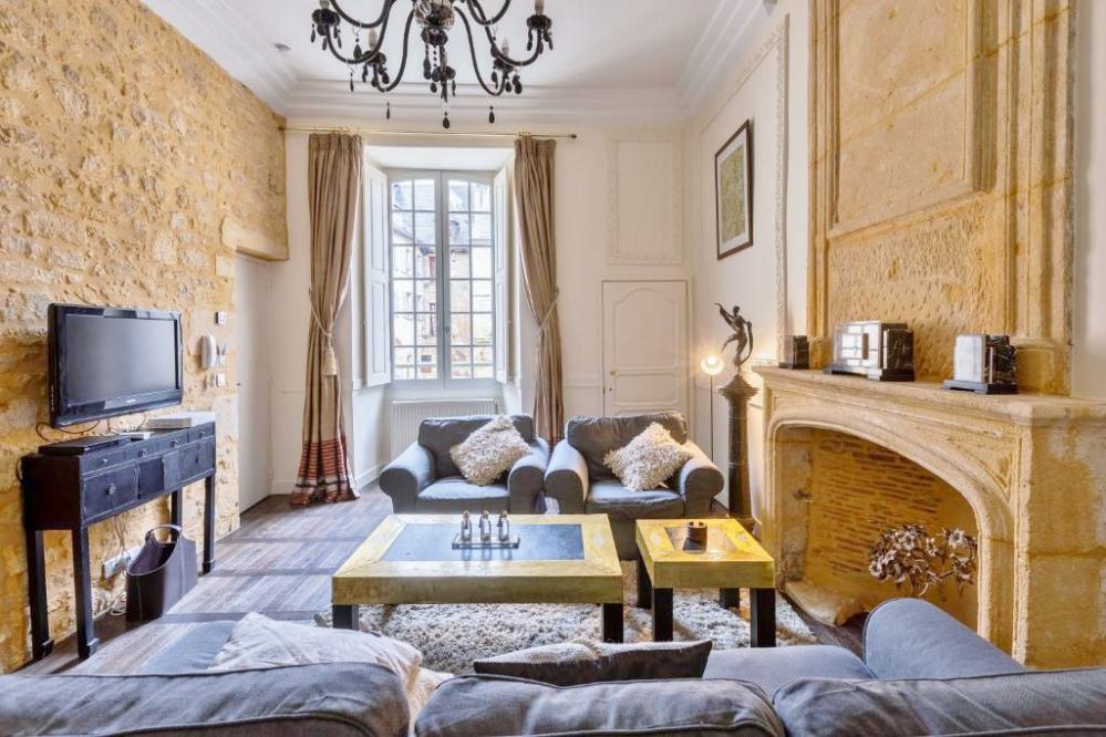 IN THE HEART OF THE MEDIEVAL CENTRE OF SARLAT, MAGNIFICENT APARTMENT WITH CHARACTER, COMBINED WITH G