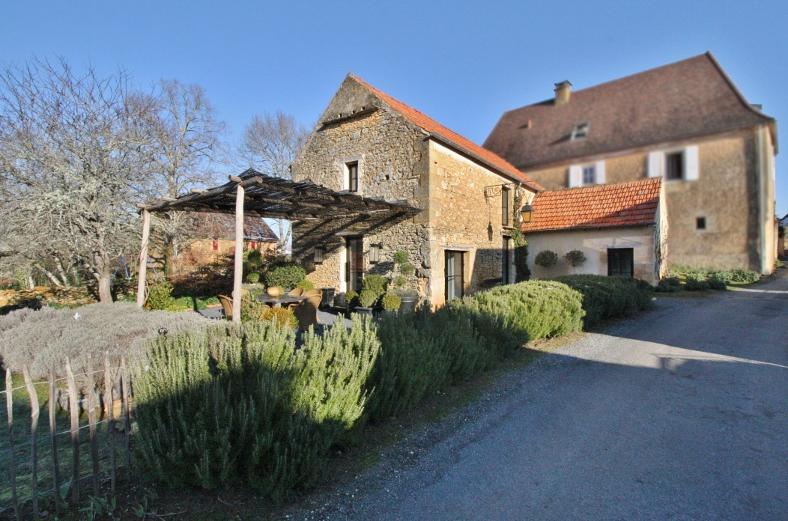 IN A HAMLET CLOSE TO SAINT-CYPRIEN, SUPERB RESTORATION WITH QUALITY FEATURES FOR THIS OLD BARN!! A S