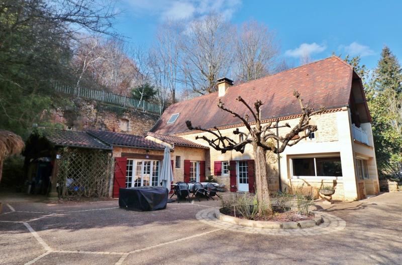 10 MIN SOUTH OF SARLAT, IN A BEAUTIFUL ENVIRONMENT, CLOSE TO SHOPS AND THE DORDOGNE RIVER, PRETTY STONE HOUSE, ATYPICAL, WITH ITS EXPOSED ROCK IN THE LIVING ROOM WITH CATHEDRAL CEILING. SWIMMING POOL, GARAGE, LAND WITH TREES, COUNTRYSIDE VIEW !