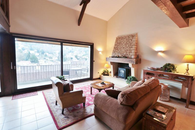 ** UNDER OFFER ** SARLAT TOWN CENTRE, BEAUTIFUL FLAT WITH 4 BEDROOMS, DUPLEX, WITH STUNNING VIEWS ! 