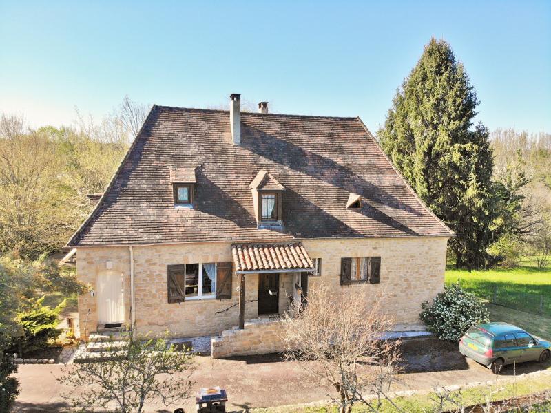 ONLY 800M FROM THE MEDIEVAL TOWN CENTRE OF SARLAT, IN A VERY QUIET LOCATION, WITH ITS LOVELY GARDEN,