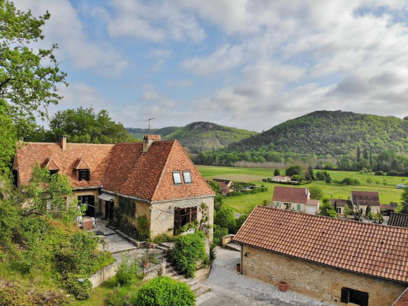 20 MIN. SOUTH OF SARLAT, IN THE FAMOUS CEOU VALLEY - CHARMING STONE COMPLEX OFFERING MANY REMAINING POSSIBILITIES FOR DEVELOPMENT, INCLUDING A SIX-BEDROOM MAIN HOUSE, THREE OUTBUILDINGS AND OPEN VALLEY VIEWS!!
