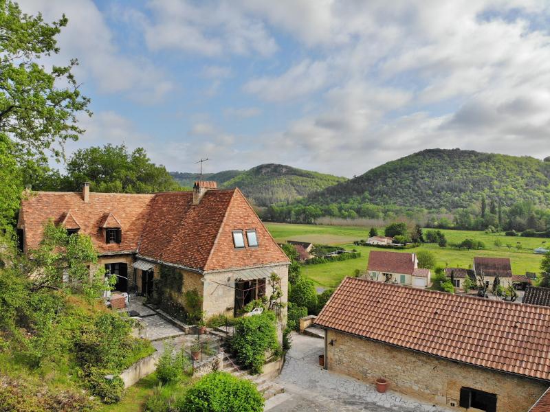 A 20 MIN. SUD DE SARLAT, DANS LA CELEBRE VALLE DU CEOU - CHARMANT ENSEMBLE EN PIERRE OFFRANT DE NOMBREUSES POSSIBILITES D'AMENAGEMENT RESTANTES, COMPRENANT UNE MAISON PRINCIPALE DE SIX CHAMBRES, TROIS DEPENDANCES ET VUE DEGAGEE SUR LA VALLEE !!