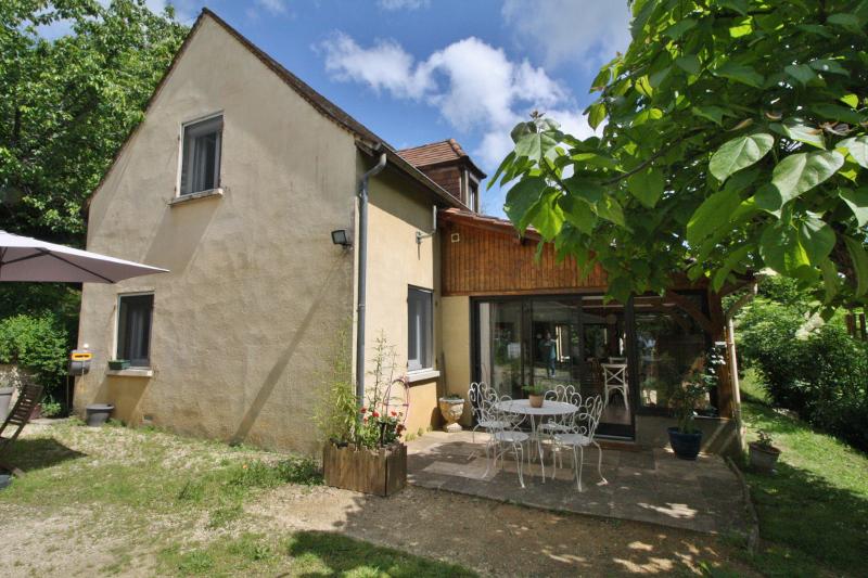 SARLAT - ON THE HILLS, IN A COUNTRYSIDE, QUIET ENVIRONMENT - NICELLY RESTORED FOUR-BEDROOM FAMILY HOME, WITH LARGE OUTBUILDING THAT CAN BE CONVERTED INTO A GITE AND PRETTY RAISED LAND - DISCOVER NOW!!