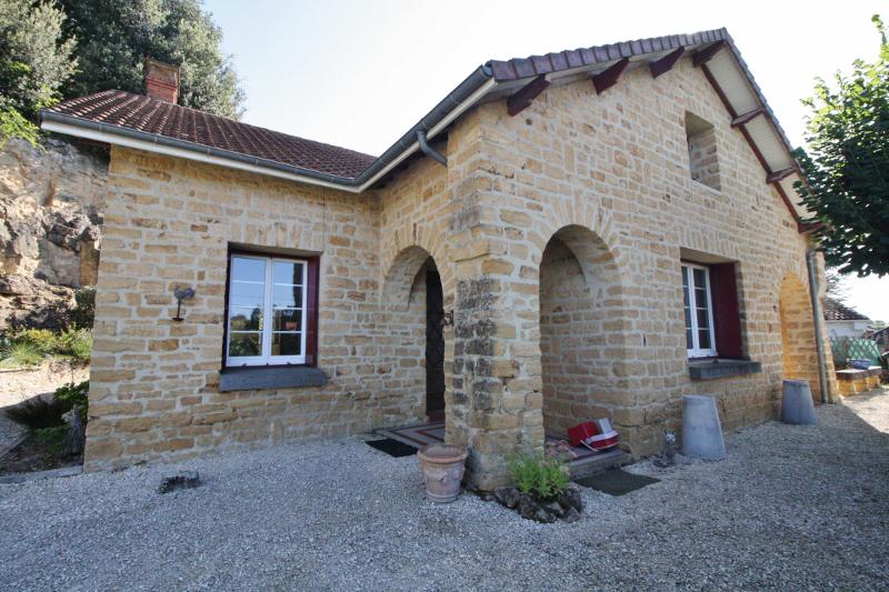 SARLAT - QUALITY RESTORATION FOR THIS STONE HOUSE FROM THE 1950S - ALL AMENITIESWITHIN WALKING DISTANCE AND EASILY ACCESSIBLE TOWN CENTER!! LOVELY FAMILY HOME WITH GOOD RENTAL POTENTIAL!! TO DISCOVER !!