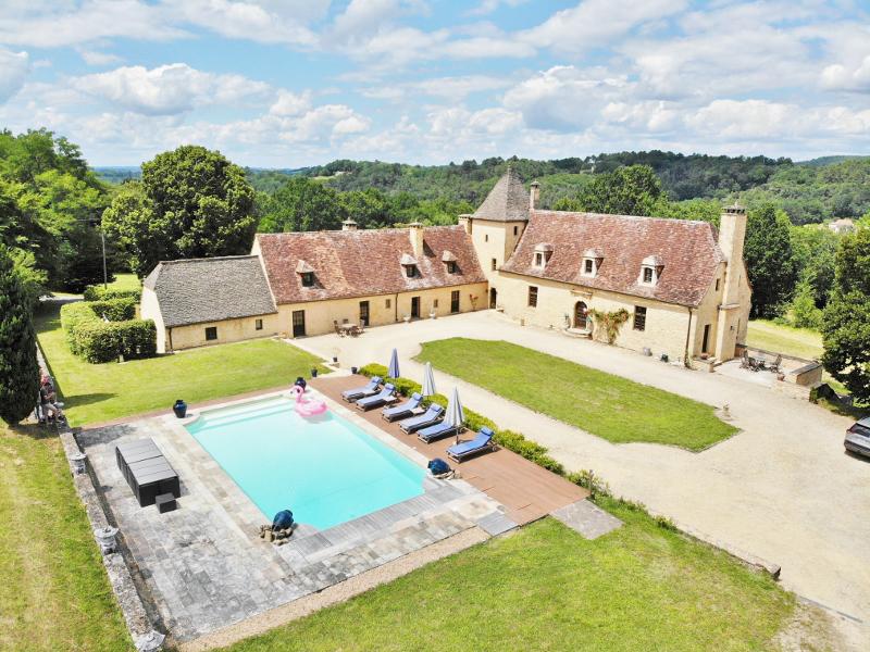 SARLAT, IN A VERY QUIET AREA, SUPERB TASTEFULLY RESTORED MANOR HOUSE WITH SWIMMING POOL AND LARGE OUTBUILDING, SET IN APPROX. 4 HA OF GROUNDS! 