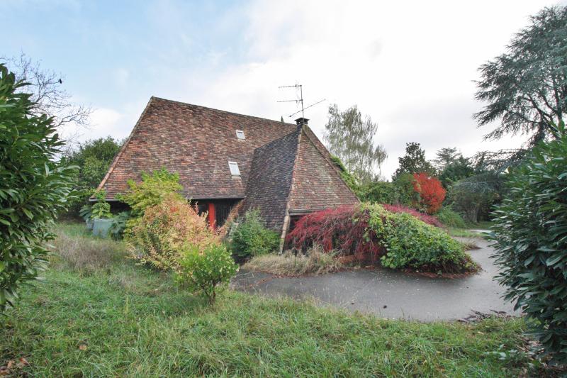 A UFO IN BELVES COUNTRY!! 30 MIN. FROM SARLAT, ARCHITECT HOUSE FROM 1980, WITH ATYPICAL VOLUMES, REQUIRING SOME RESTORATION WORK, ON A LANDSCAPE AND FENCED PARK. ALL AMENITIES WITHIN WALKING DISTANCE !! TO DISCOVER QUICKLY...