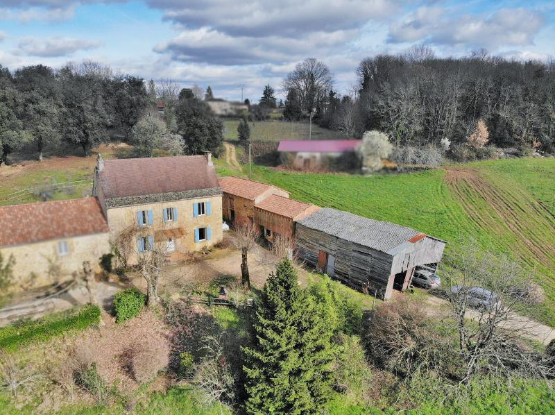 IN A PEACEFUL SETTING ON THE OUTSKIRTS OF SARLAT. OLD STONE ENSEMBLE COMPRISING A SEMI-DETACHED HOUSE, BARN AND OUTBUILDINGS WITH 3699M² OF LAND!