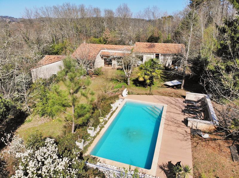 SARLAT, 5 MINUTES FROM ALL AMENITIES, SET IN SUPERB GREEN SURROUNDINGS, VERY BEAUTIFUL ARCHITECT-DESIGNED HOUSE BUILT IN 1985 WITH SWIMMING POOL AND GITE, SET IN 1.14 HA OF LAND!