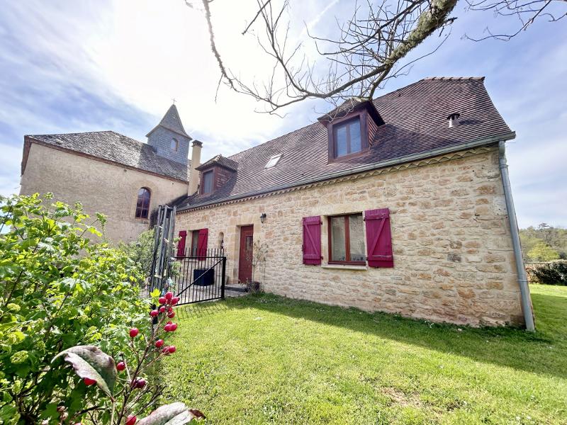 IN THE CENTRE OF A SMALL AND VERY QUIET VILLAGE, 20 MINUTES FROM SARLAT AND 5 MINUTES FROM SHOPS, WONDERFUL OLD CHAPEL TASTEFULLY RESTORED !