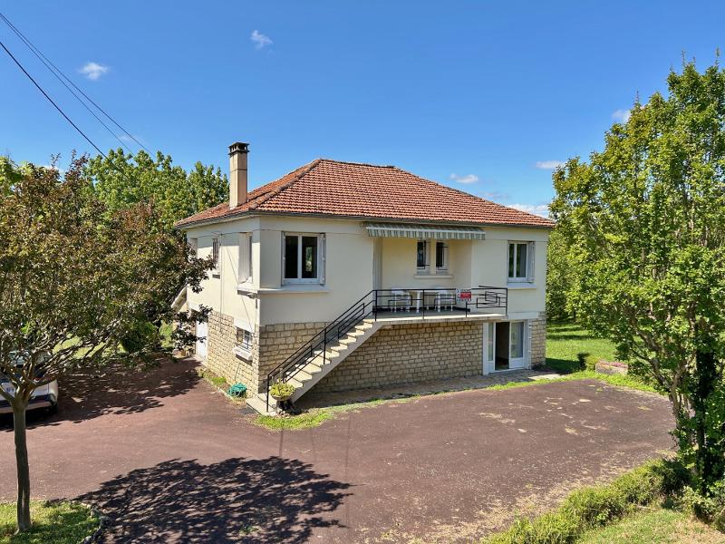 SARLAT, ON THE HEIGHTS, 15 MINUTES WALK FROM THE TOWN CENTRE, 1960'S HOUSE TO REFRESH WITH OUTBUILDING, LOVELY VIEWS AND 3543M² OF LAND !