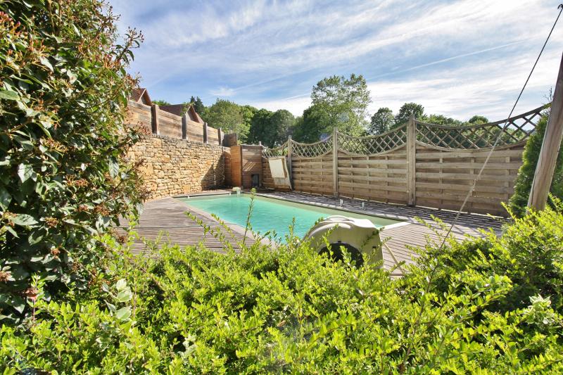 SARLAT - MAISON DE VILLE RESTAUREE AVEC GOUT D'ENVIRON 130 m² - TROIS CHAMBRES - JARDIN BIEN AMENAGE AVEC PISCINE CHAUFFEE - CETTE MAISON SEDUIT PAR SON COTE ATYPIQUE ! A DECOUVRIR RAPIDEMENT ! RENDEMENT LOCATIF POSSIBLE +++