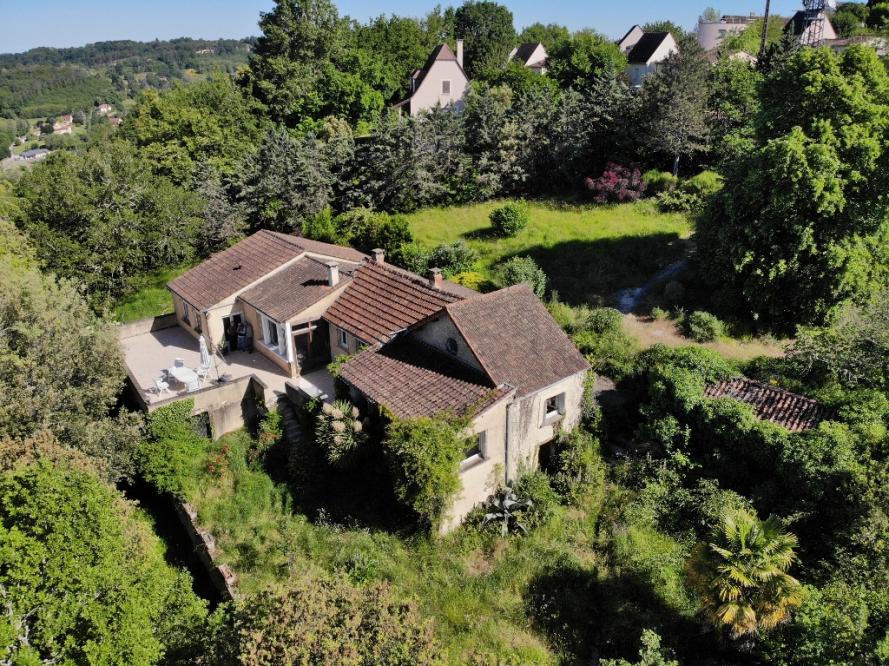 ON THE HEIGHTS OF SARLAT - IN A QUIET COUNTRY SETTING, STONE FAMILY HOME IN NEED OF SOME REFURBISHMENT - LIGHT AND AIRY, WITH SPACIOUS ROOMS! TO BE DISCOVERED WITHOUT DELAY!