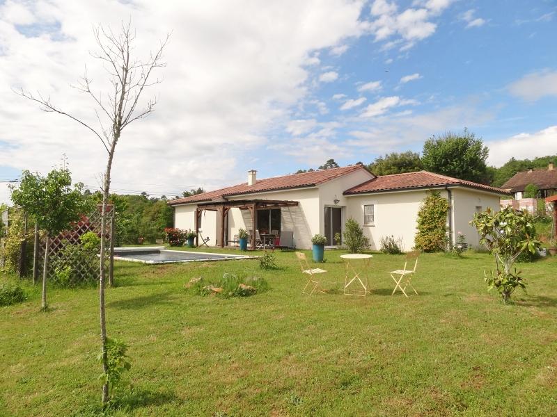 10 MINUTES SOUTH OF SARLAT, LOVELY MODERN SINGLE-STOREY HOUSE WITH SWIMMING POOL, LOVELY GARDEN SHED AND GARDEN, 5 MINUTES FROM A VILLAGE IN THE DORDOGNE VALLEY WITH SHOPS !