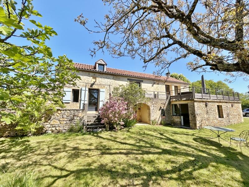 A 15 KM AU SUD DE SARLAT, DANS UN SUPERBE PETIT HAMEAU AU CALME ET PROCHE DE TOUS LES SITES TOURISTIQUES, TRES BELLE MAISON AVEC GÎTE ET PISCINE SUR 2319M² DE TERRAIN !! 