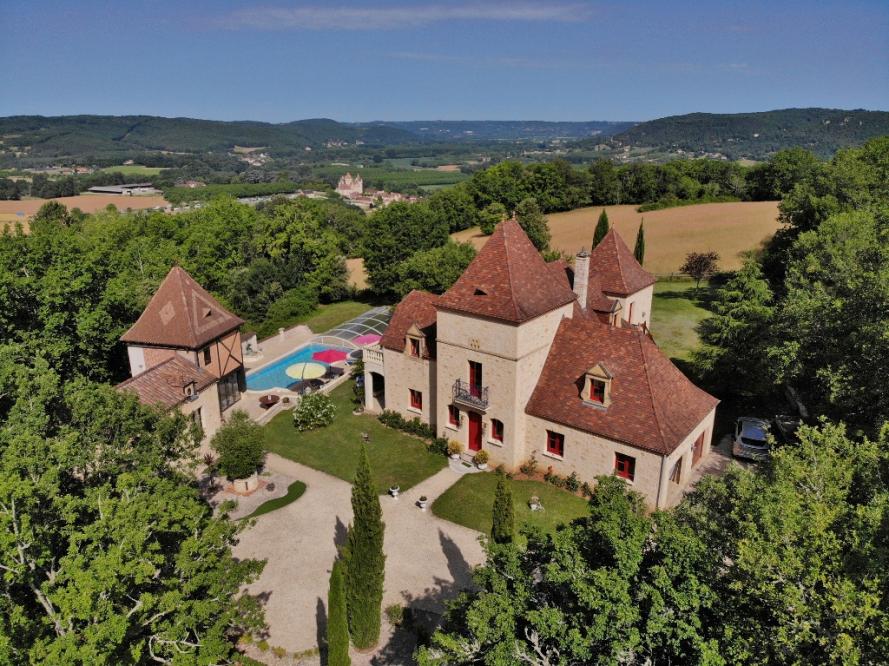 DORDOGNE VALLEY - WITH UNINTERRUPTED VIEWS AND IN THE PEACE AND QUIET OF A CUL-DE-SAC, BEAUTIFUL TRADITIONAL CONTEMPORARY ENSEMBLE, BUILT USING QUALITY MATERIALS - ONE-OF-A-KIND VILLA! A MUST SEE!