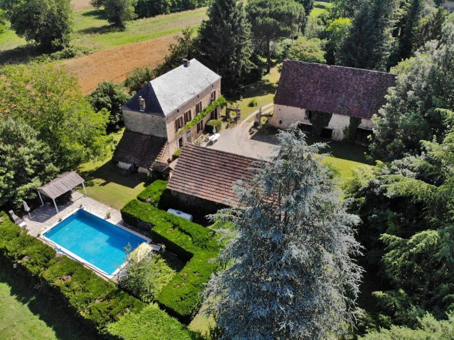DORDOGNE VALLEY, IN A VILLAGE WITH ALL AMENITIES 20 MIN. SOUTH-EAST OF SARLAT - 18th CENTURY TRADITIONAL STONE BUILDING - WITH 6 BEDROOM HOUSE, 2 LARGE GARDENS AND SWIMMING POOL AREA - IDEAL FOR A FAMILY HOME OR GUEST HOUSE