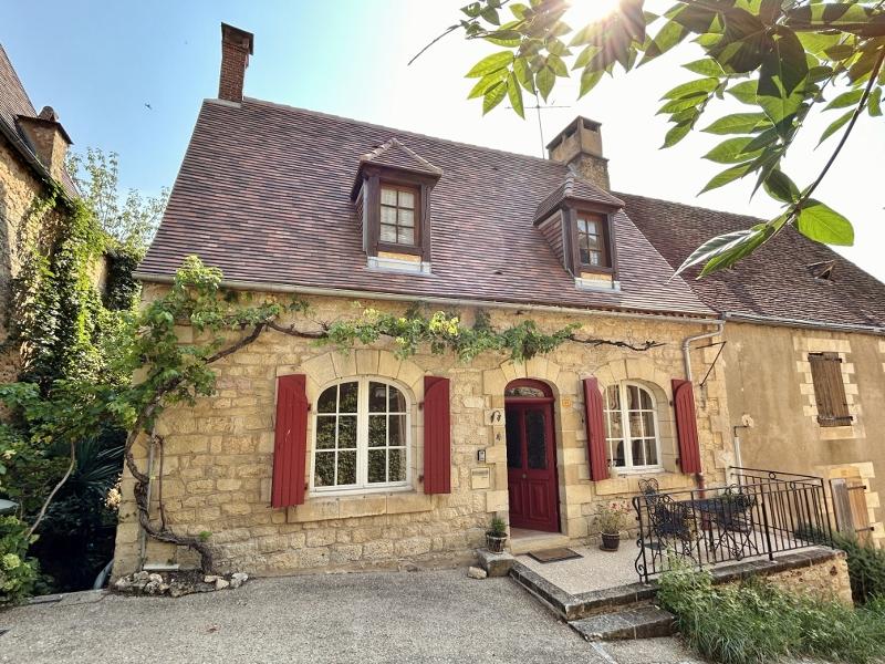DANS LA PLUS BELLE BASTIDE DU PERIGORD NOIR, TRES BELLE MAISON, AVEC TERRASSE PRIVEE, ENTIEREMENT RENOVEE AVEC GOUT DANS UNE RUELLE TRES CALME !!