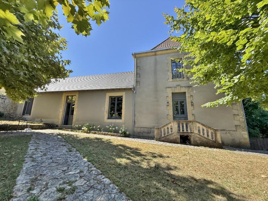 ON THE HILLS OF SARLAT, WITH UNOBSTRUCTED VIEWS AND A PEACEFUL LOCATION - RECENTLY RENOVATED TO A HIGH STANDARD, THIS LATE 19TH CENTURY BUILDING COMBINES OLD-WORLD CHARM WITH MODERN COMFORT AND A SWIMMING POOL - A REAL FAVOURITE!!